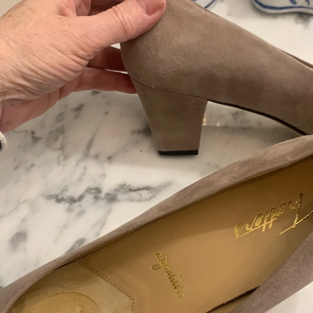 Trotters suede EUC nude tan Penelope 9.5 M power pump all day comfort